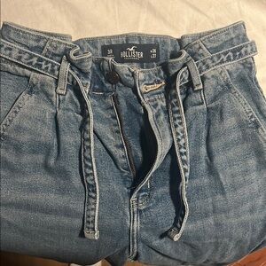 Hollister High Rise Blue Jeans with Classic Denim Style